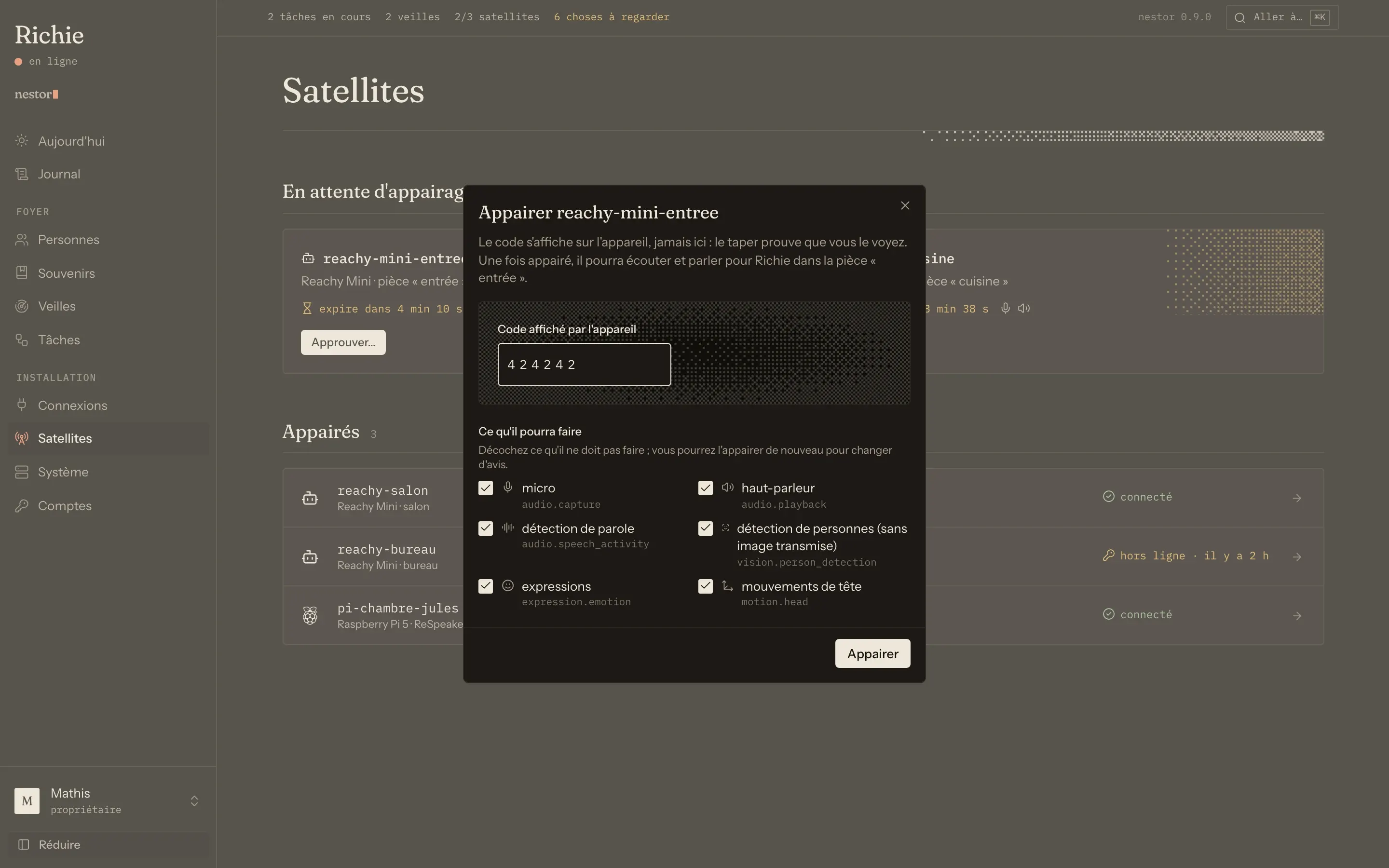 Les satellites dans l’administration : un en ligne, un qui attend son code.