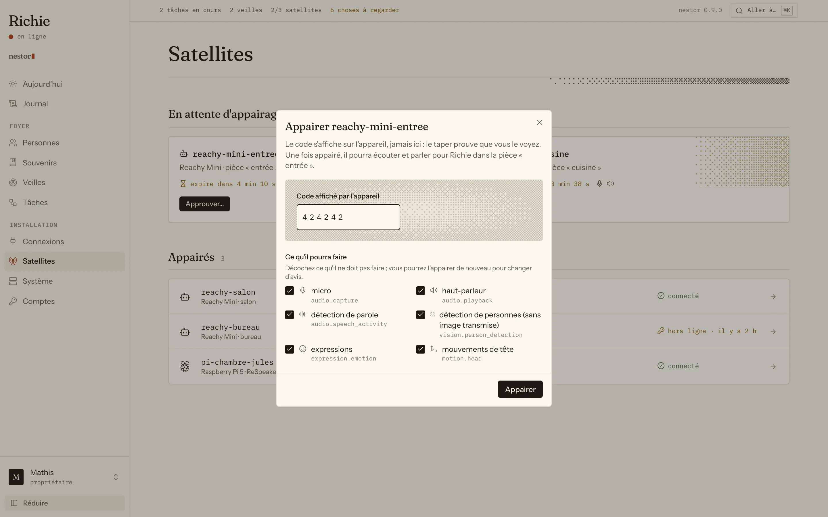 Les satellites dans l’administration : un en ligne, un qui attend son code.